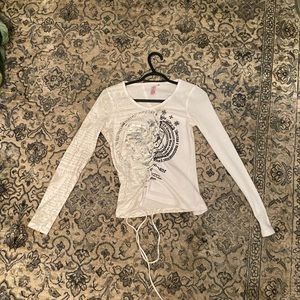 Thrifted cute y2k shirt. It’s in really good condition